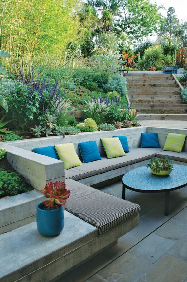 cozy-sunken-outdoor-lounge-with-landscapes