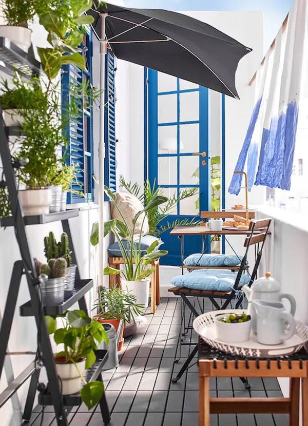 space-saving-balcony-table-and-gardens