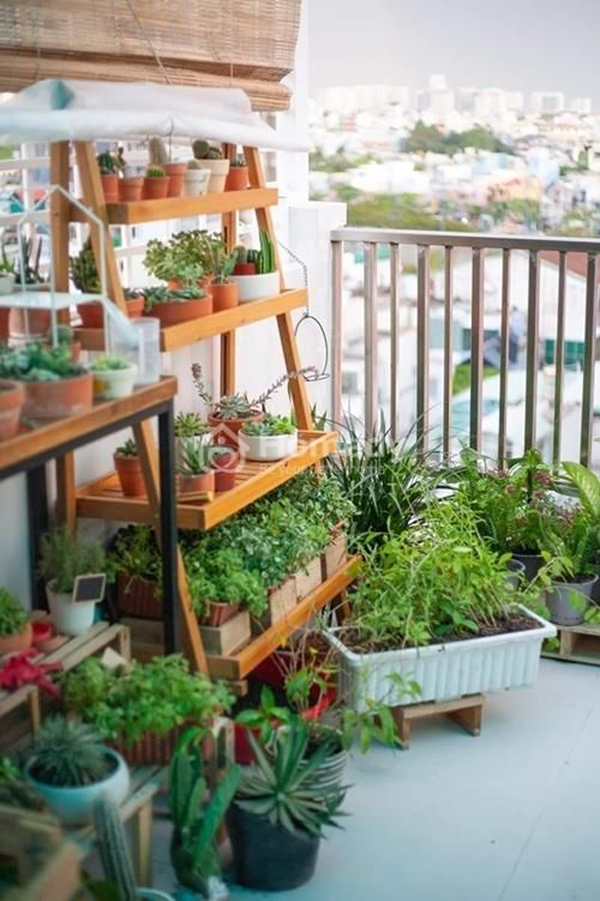 wood-balcony-planter-shelf-ideas