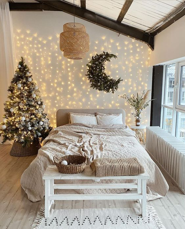 scandinavian-christmas-bedroom-with-string-lights