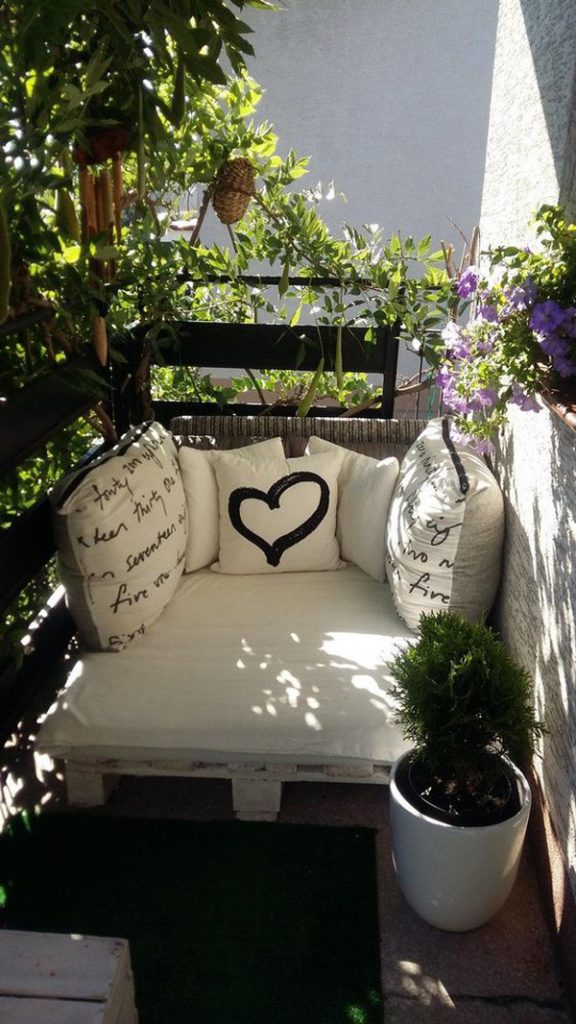 30 Small Balcony Garden Ideas For City Apartment | Housetodecor.com