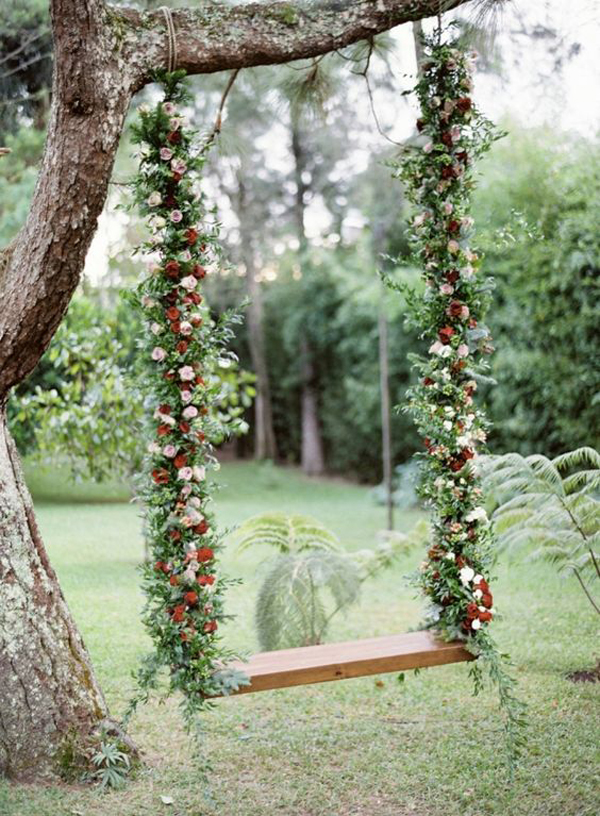 christmas-inspired-floral-tree-swing-ideas