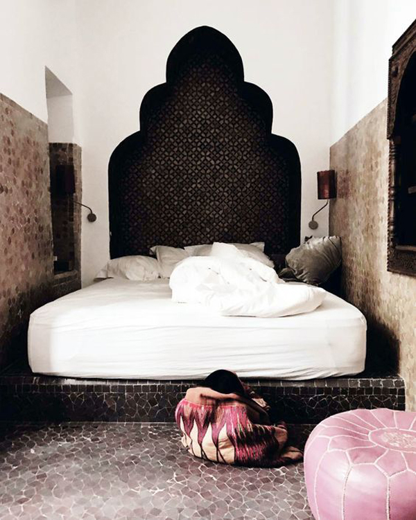 pink-and-brown-moroccan-bedroom-design