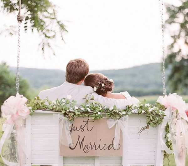 23 Romantic Floral Tree Swings For Your Wedding Day