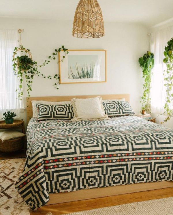 boho-chic-bedroom-design-with-hanging-plants