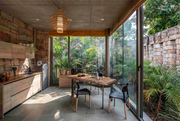 indoor-outdoor-tropical-dining-room-ideas