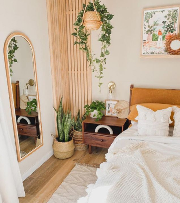 simple-bohemian-bedroom-with-indoor-plants