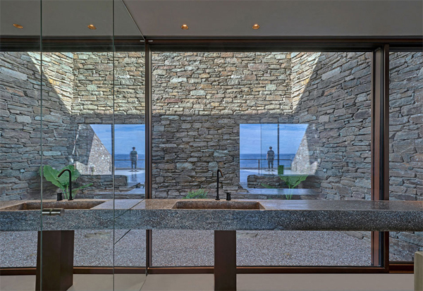 open-sea-bathroom-with-glass-window