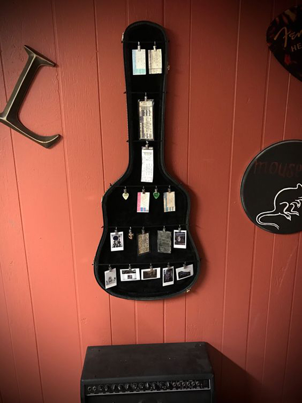 guitar-hanging-photo-shelves-ideas