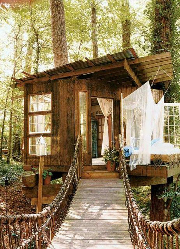 romantic-tiny-house-in-the-wood
