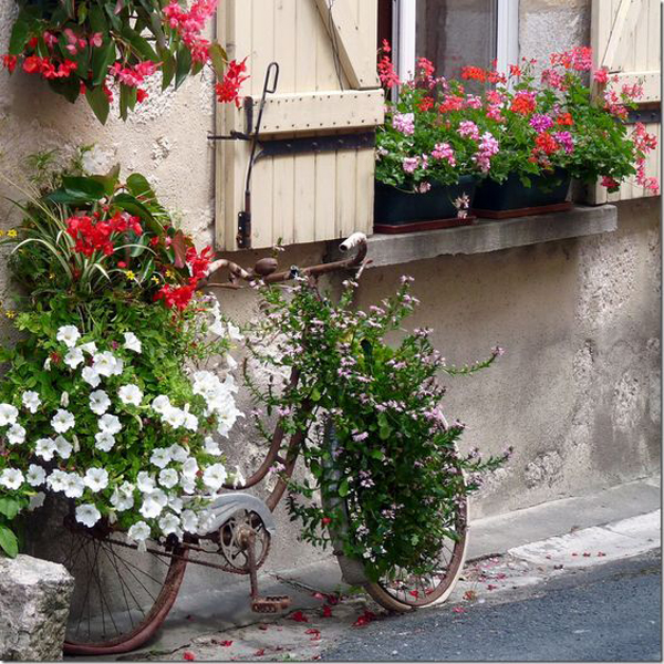 charming-window-flower-boxes-with-bicycle-planter