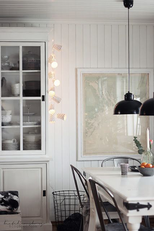 scandinavian-dining-room-with-string-light