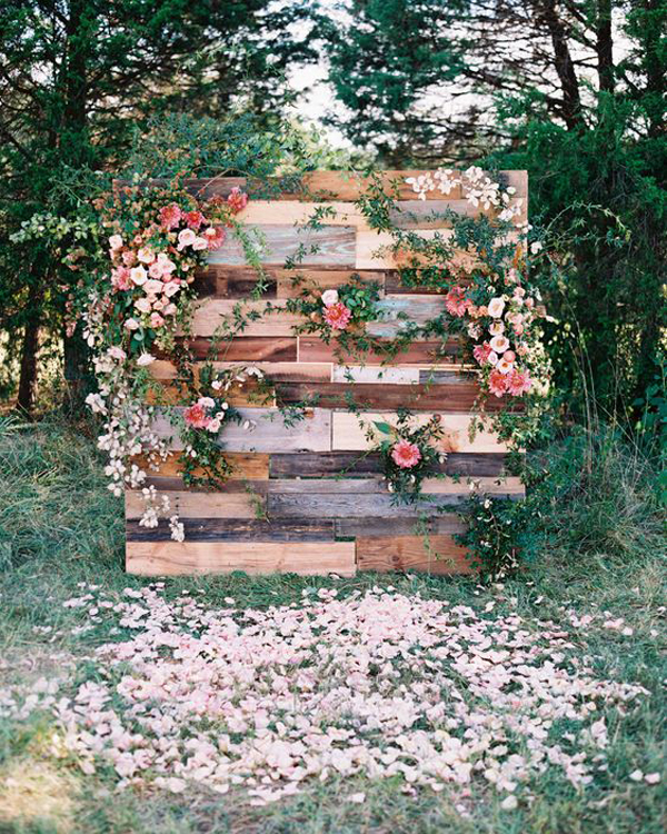 boho-wooden-pallet-backdrop-with-floral-decor