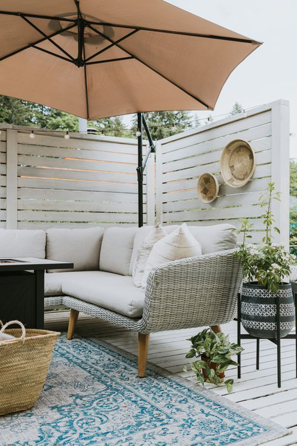 minimalist-backyard-summer-deck-with-patio-umbrellas