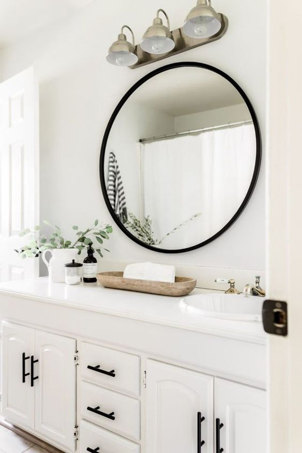 modern-black-and-white-bathroom-with-round-mirror