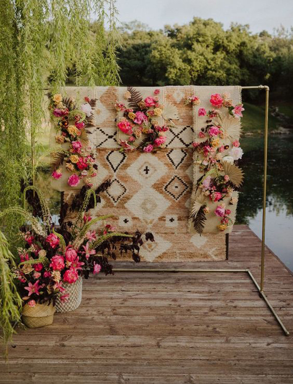 outdoor-boho-wedding-backdrop-with-burlap-decor