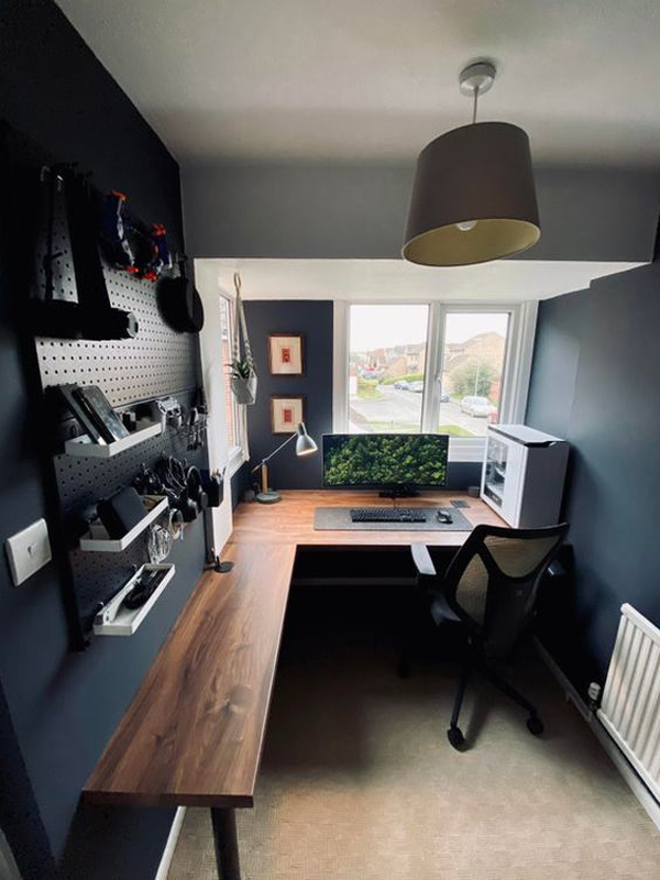 L-shaped-gaming-desk-setup-for-small-space