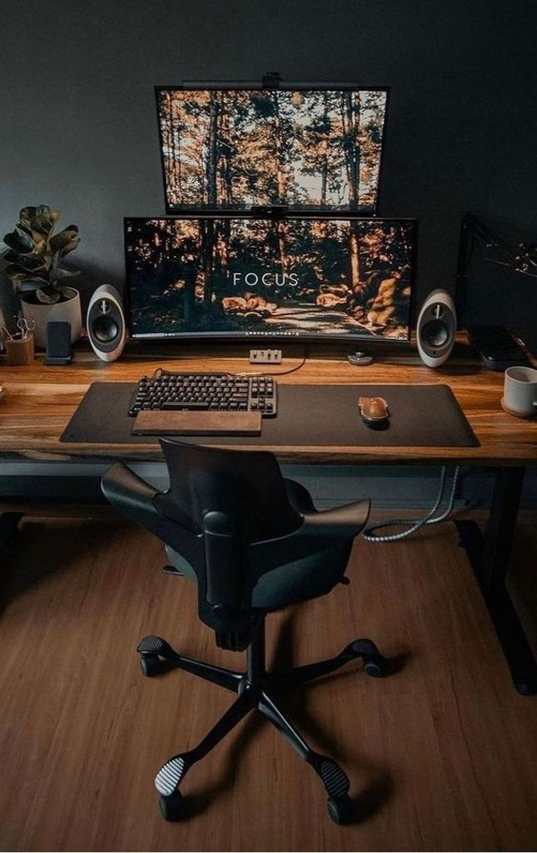 dark-mood-pc-gaming-room-setup