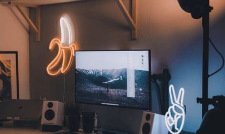 minimalist-gaming-setups-with-neon-lighting