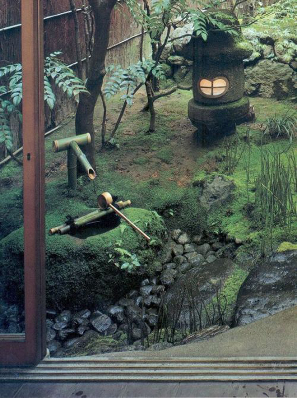 traditional-japanese-water-garden-with-moss