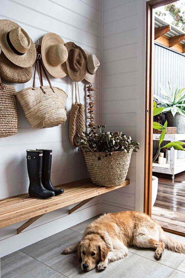 coastal-style-entryway-for-small-space