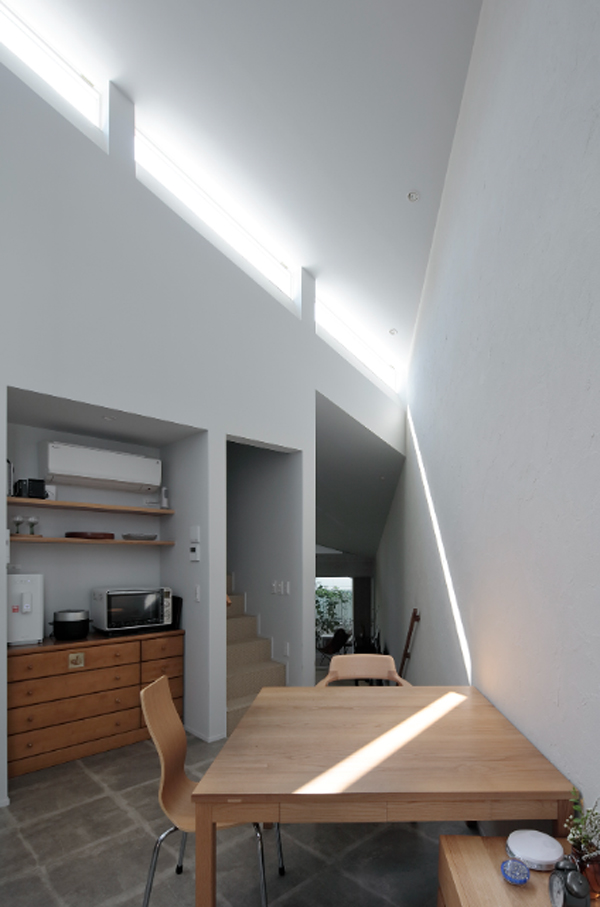 triangular-japanese-kitchen-and-dining-area-with-light
