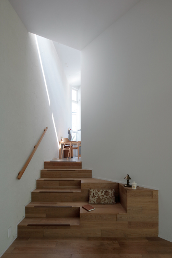 wood-japanese-staircase-design-with-natural-light