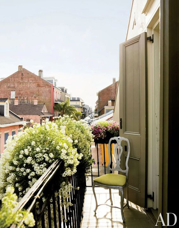 cozy-french-balcony-ideas-with-floral-railings