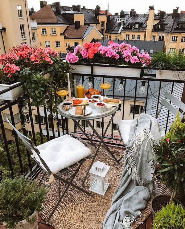 romantic-french-balcony-design-for-small-space