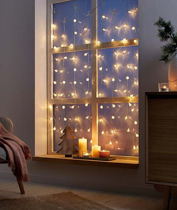 winter-christmas-window-lighting-ideas