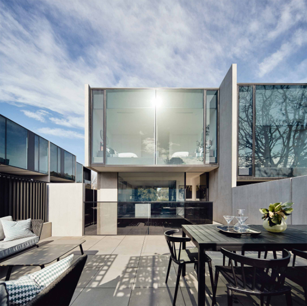 contemporary-backyard-entertaiment-for-big-family