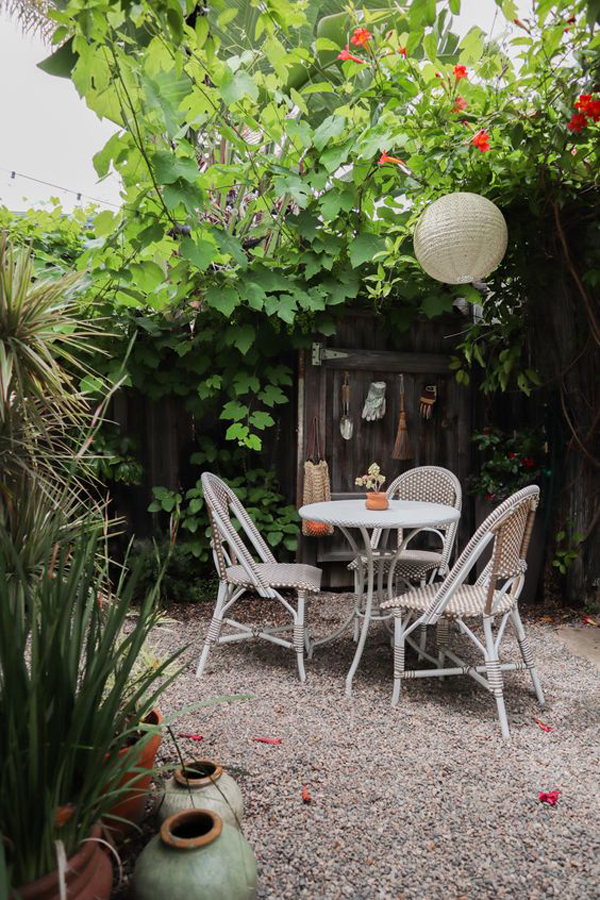 cottage-secret-backyard-decor-ideas