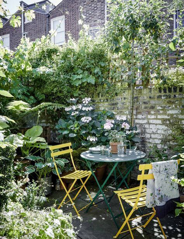 small-secret-garden-with-exposed-brick