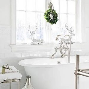 23 Easy And Cozy Christmas Bathrooms For Small Space | Housetodecor.com