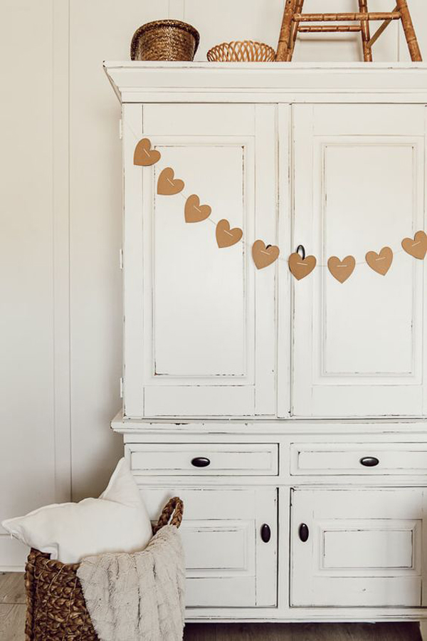 easy-diy-valentine-garland-with-heart-decor