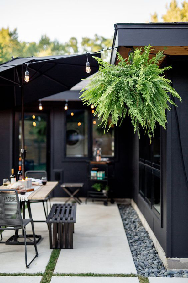 beautiful-black-exteriors-with-outdoor-dining-area