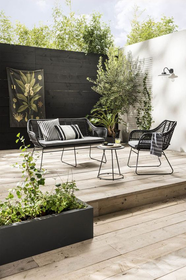 urban-chic-backyard-decking-with-black-accents