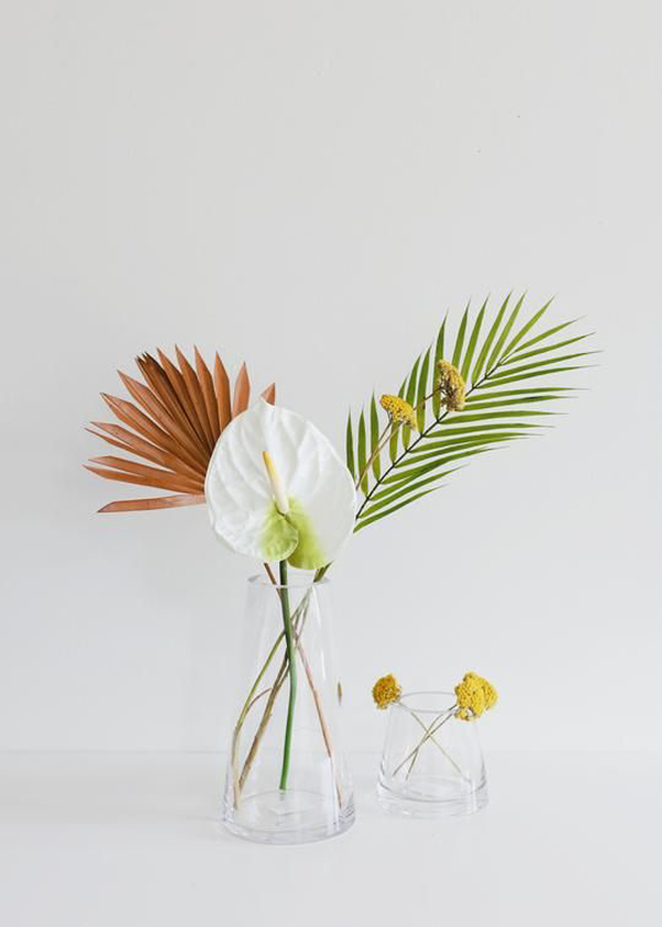 artificial-flowers-decor-with-simple-glass-vases