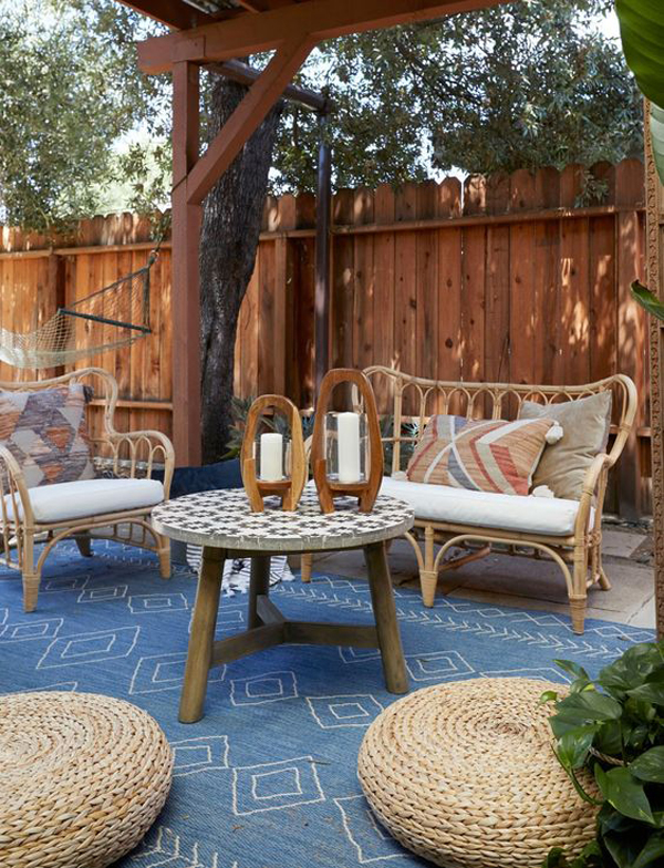 bohemian-living-room-design-with-outdoor-rugs