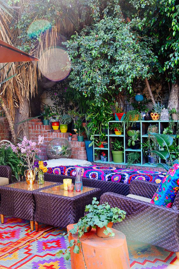 boho-chic-outdoor-patio-ideas-with-rugs