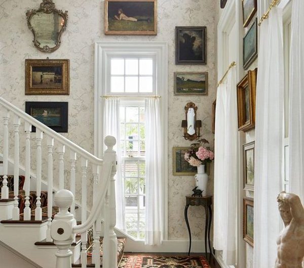 20 Vintage Staircase Gallery Walls That Timeless