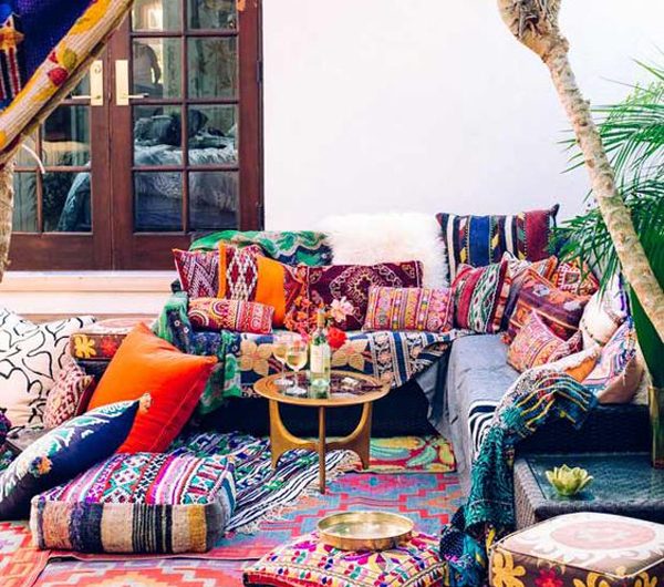 20 Boho Living Space Ideas With Outdoor Rugs