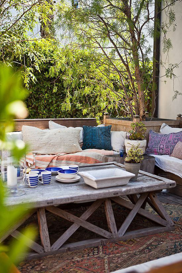 modern-boho-living-spaces-with-outdoor-rugs