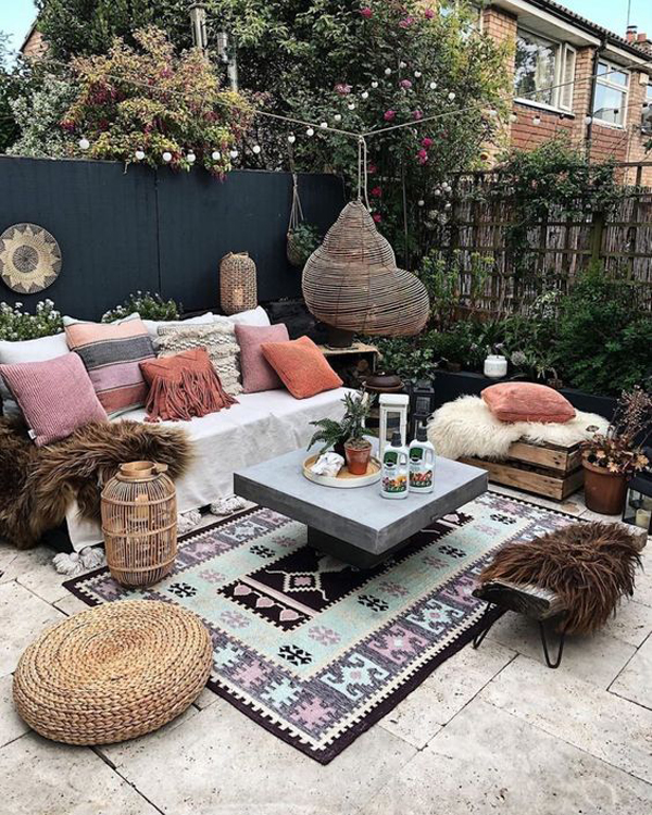 outdoor-boho-patio-garden-with-rugs