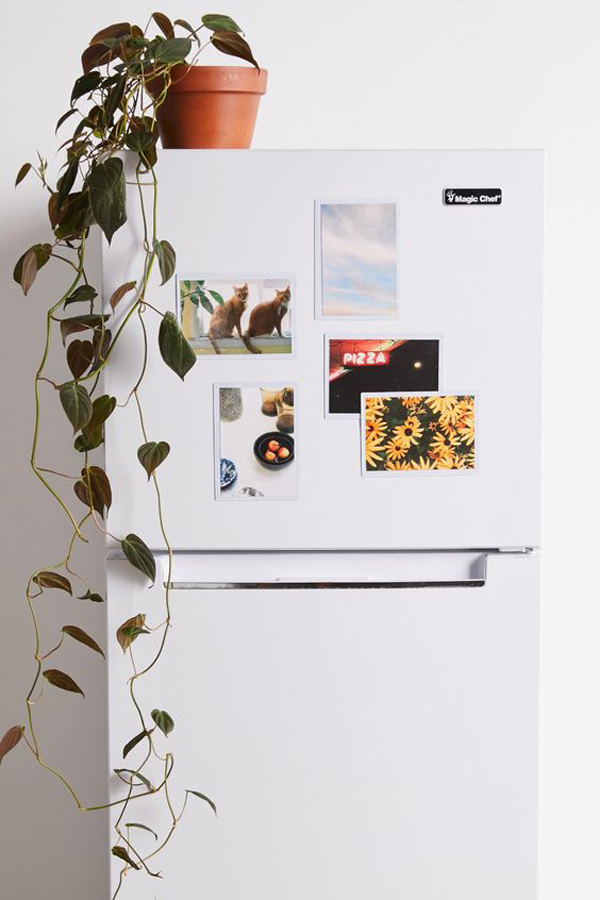 simple-diy-magnetic-photo-sleeve-set-for-fridge