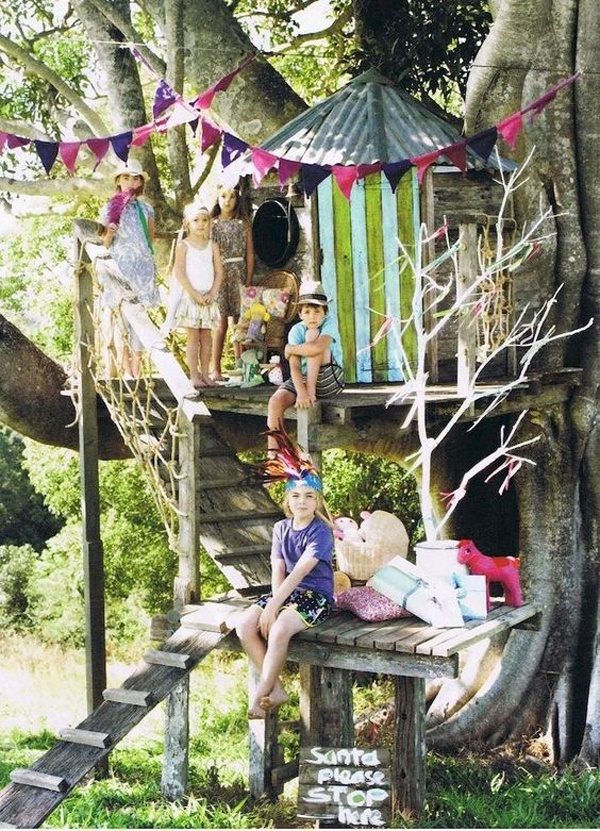 fun-diy-treehouse-playground-with-flags