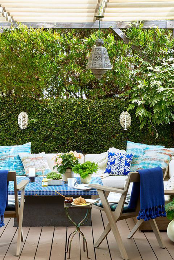 summer-blue-living-room-with-backyard-garden