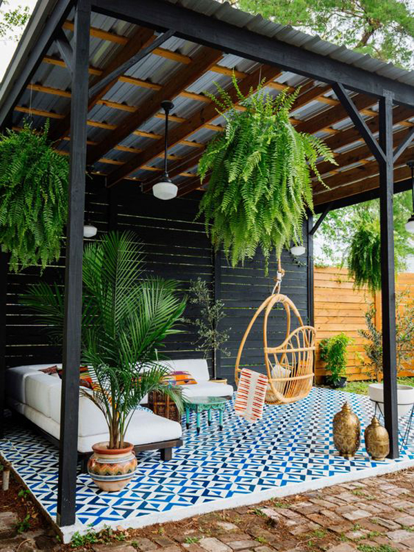 summer-diy-outdoor-living-room-with-black-wall