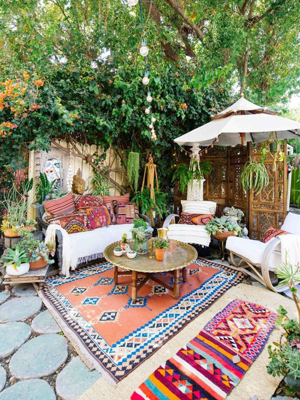 colorful-bohemian-garden-with-rugs