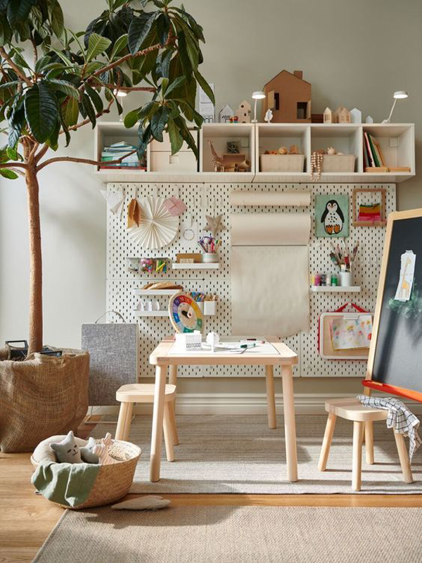 small-playroom-design-with-wall-organizer